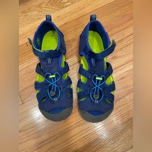 Boys Keens-Size 7 (big kids)